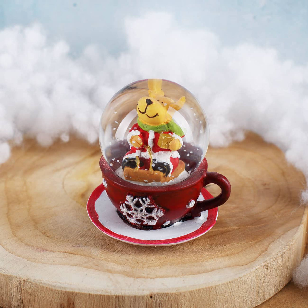 Schneekugel Rentier auf roter Tasse