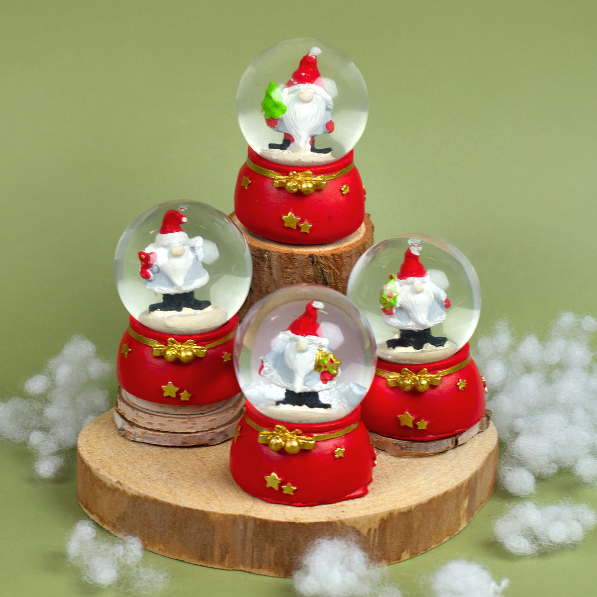 Vier Mini-Schneekugeln mit Weihnachtswichteln in Rot-Gold, jede mit anderem Motiv – Herz, Stern, geschmückter und ungeschmückter Tannenbaum