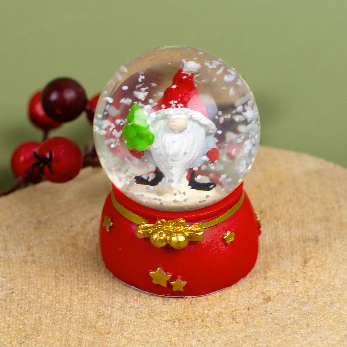 Schneekugel mit Wichtel und ungeschmücktem Tannenbaum, rustikale Weihnachtsdekoration