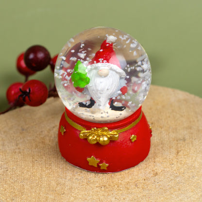 Schneekugel mit Wichtel und ungeschmücktem Tannenbaum, rustikale Weihnachtsdekoration