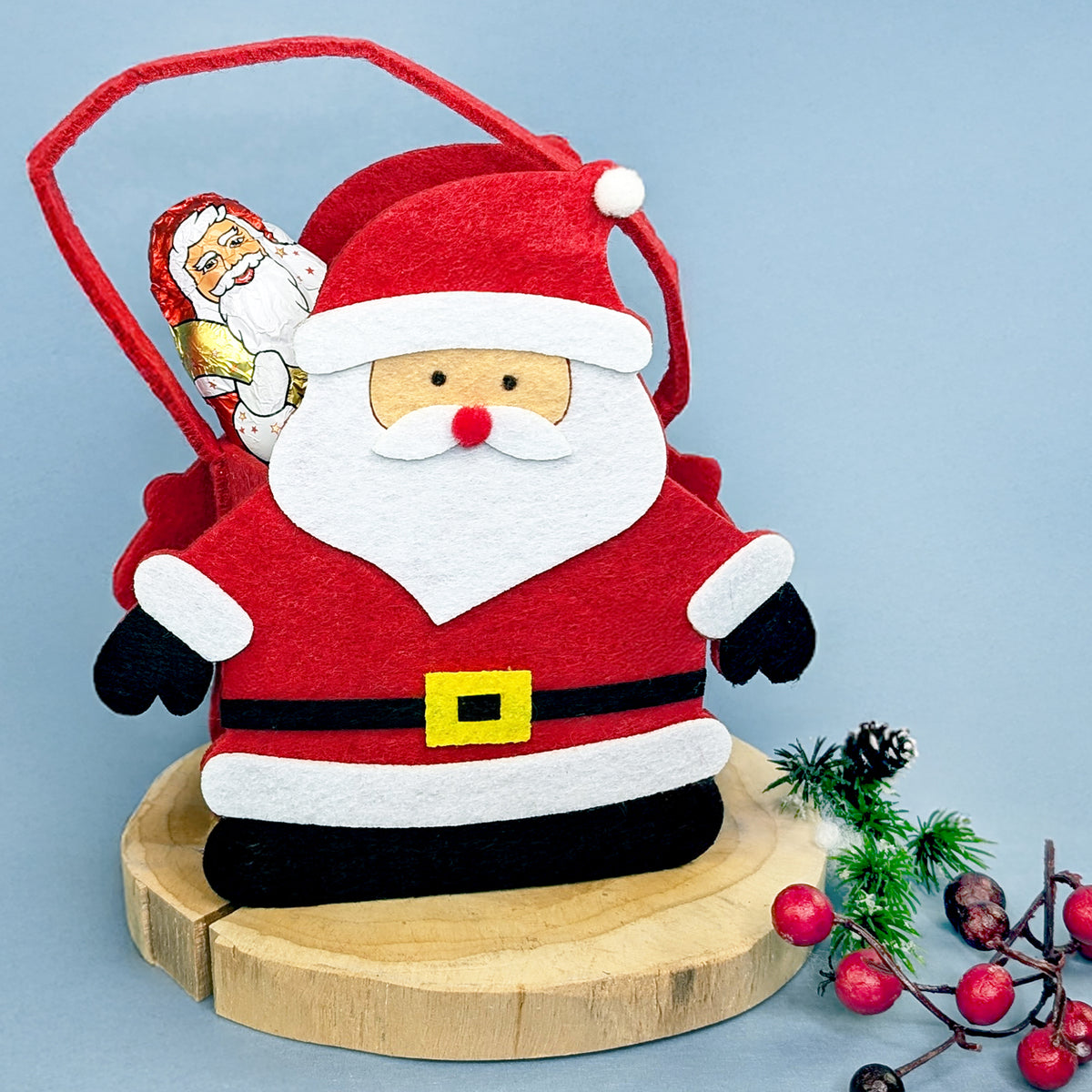 Weihnachts-Geschenktasche aus Filz Motiv Weihnachtsmann mit Gürtel auf Baumscheibe