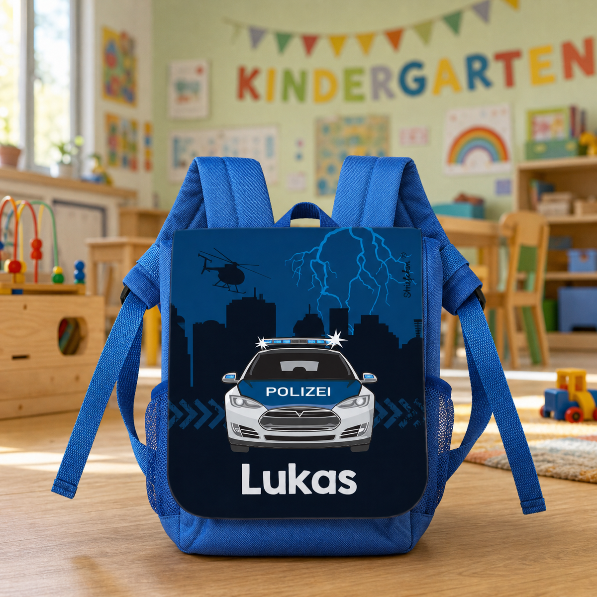 Blauer Kinderrucksack mit Polizeiauto und Name Lukas im Kindergarten