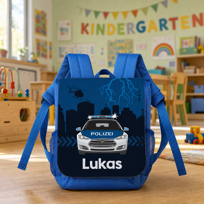 Blauer Kinderrucksack mit Polizeiauto und Name Lukas im Kindergarten