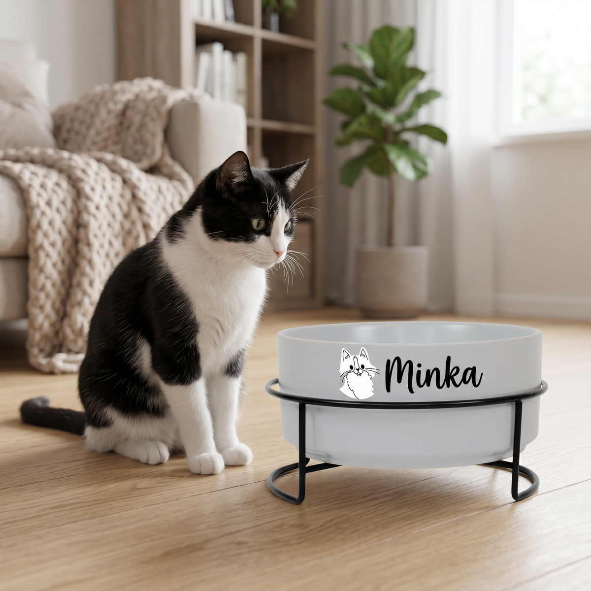 Katze sitzt neben personalisiertem Katzennapf mit Name Minka