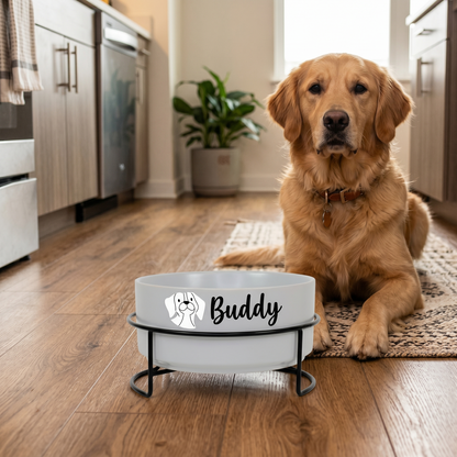 Hund liegt neben personalisiertem Hundenapf mit Name Buddy