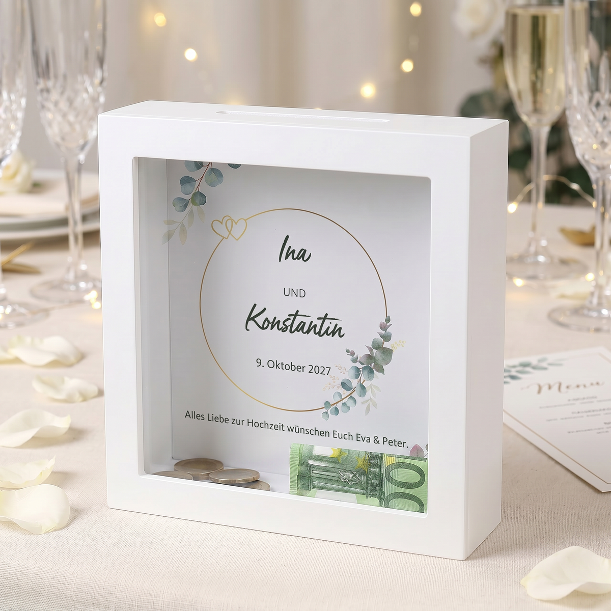 Personalisierte Geldgeschenk-Spardose zur Hochzeit für Ina und Konstantin auf festlich gedecktem Tisch mit Blumen und Kerzen
