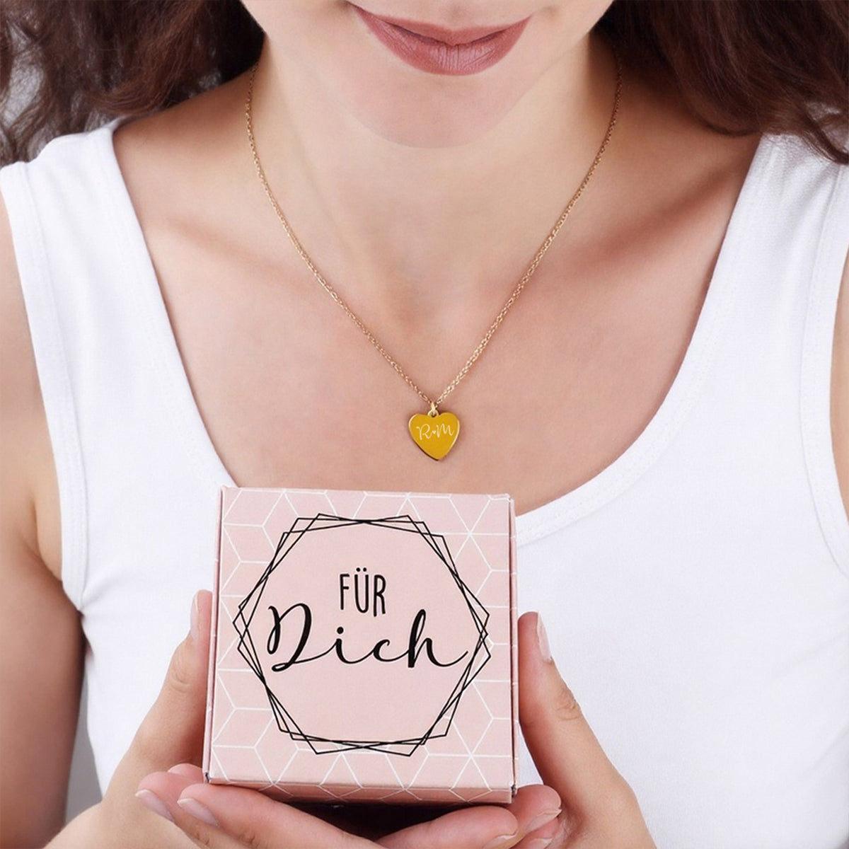 Halskette in gold oder silber mit Gravur der Initialen und passender Geschenkbox mit "Für dich"-Motiv