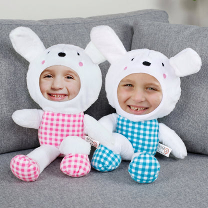 Zwei personalisierte Fotohasen in Rosa und Blau mit eigenem Gesicht auf Sofa