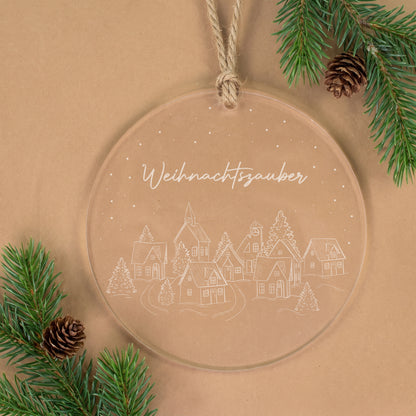 Transparenter Christbaumanhänger mit Name Mareike, Schneepunkten und winterlichem Dorf mit Tannenbäumen