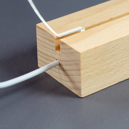 Nahaufnahme Holzsockel mit Kabel