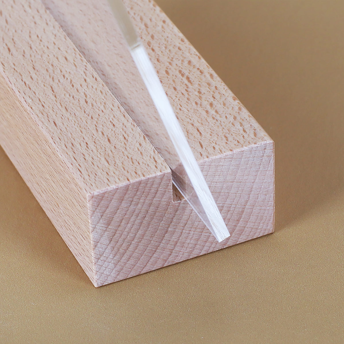 Detailaufnahme des Holzsockels mit eingesetzter Acrylglasplatte
