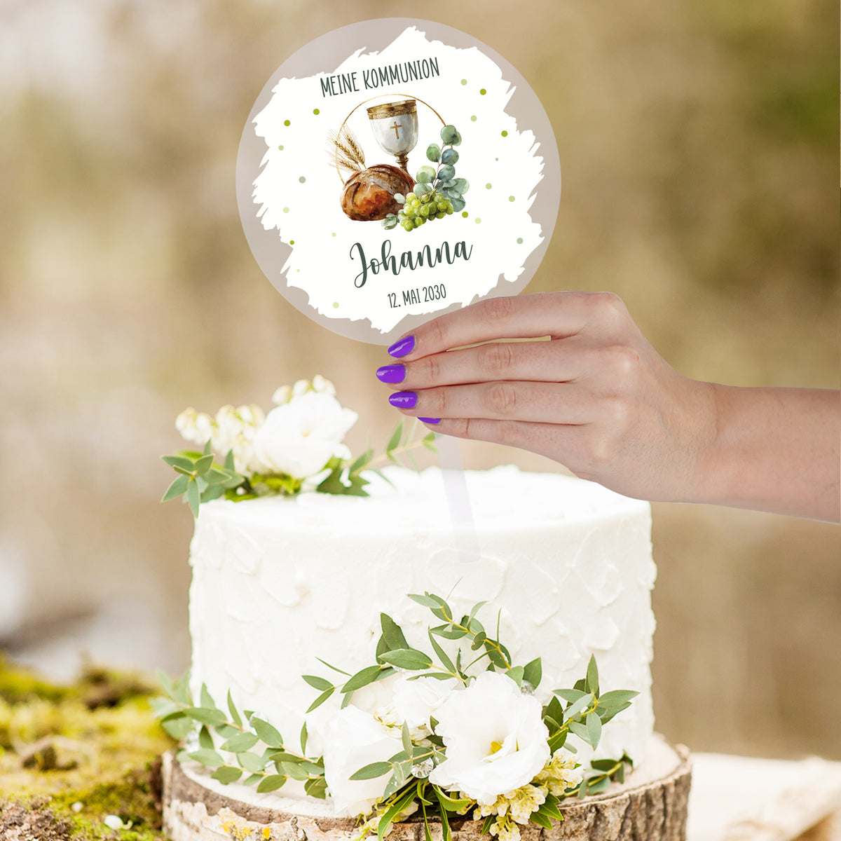 Personalisierter Tortentopper zur Kommunion mit Kelch Brot und Trauben Motiv sowie Name und Datum auf Torte