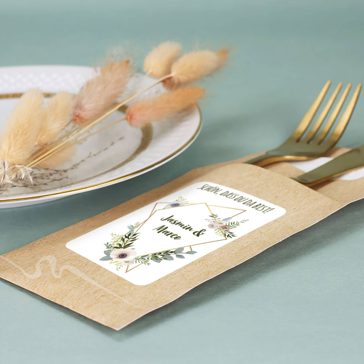 Seitenansicht der floralen Besteckset mit Serviette und Inhaltsvorschlag