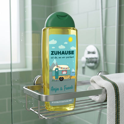 Personalisiertes Camping Duschgel mit Wohnwagen-Motiv, Spruch Zuhause ist da wo wir parken und Wunschtext Anja & Frank in der Dusche