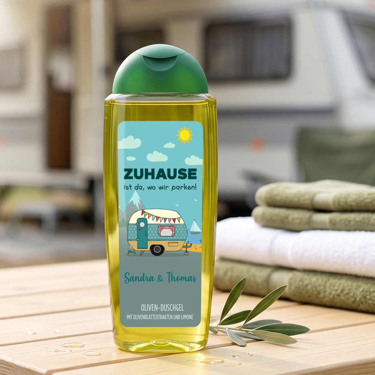 Personalisiertes Oliven-Duschgel mit Camping-Motiv, Wunschtext Sandra & Thomas und Wohnwagen im Hintergrund