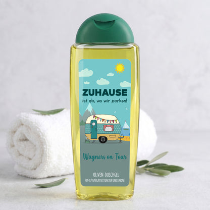 Duschgel mit Wohnwagen-Motiv, Spruch Zuhause ist da wo wir parken und Wunschtext Wagners on Tour mit Handtuch und Olivenzweig