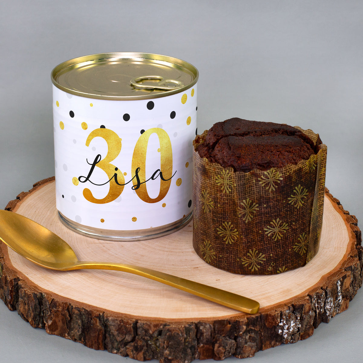 Schoko Brownie Kuchen in der Dose zum Geburtstag mit Name Lisa und Alter 30 neben Brownie und goldenem Löffel