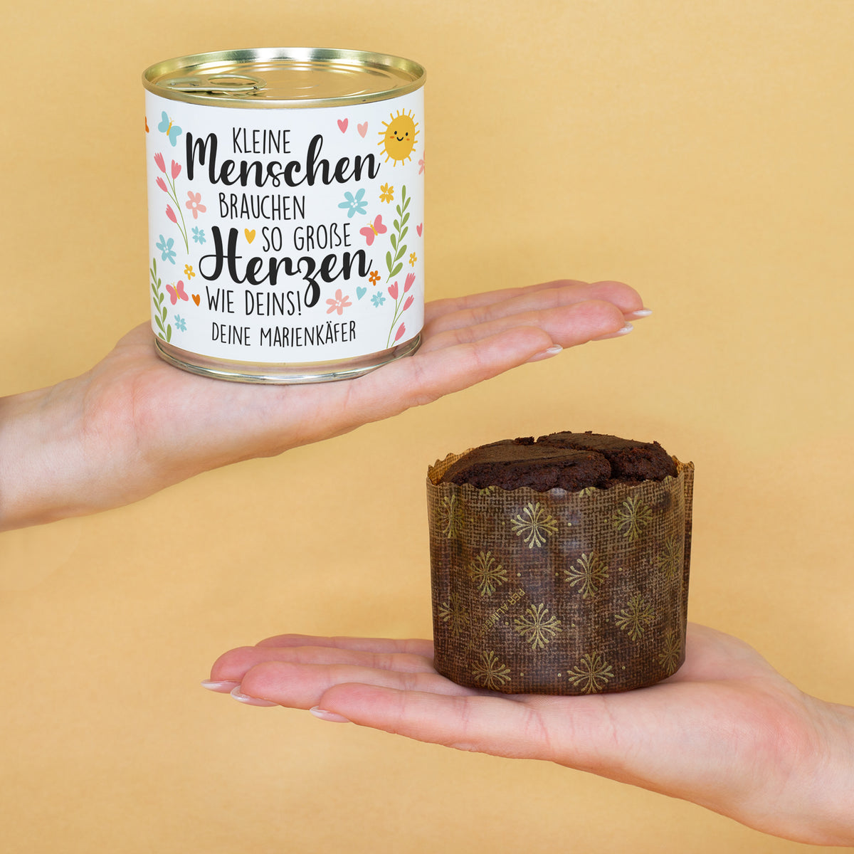 Personalisierter Brownie Dosenkuchen für Lehrer und Erzieher mit Wunschtext in Händen