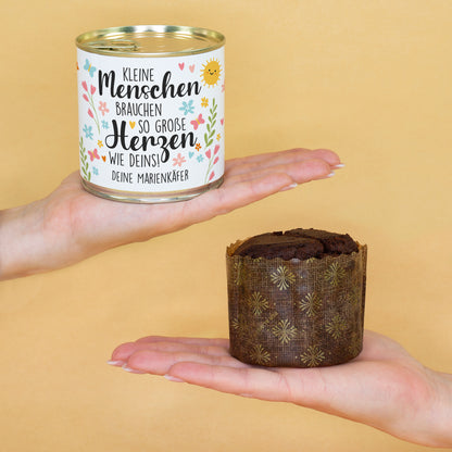 Personalisierter Brownie Dosenkuchen für Lehrer und Erzieher mit Wunschtext in Händen