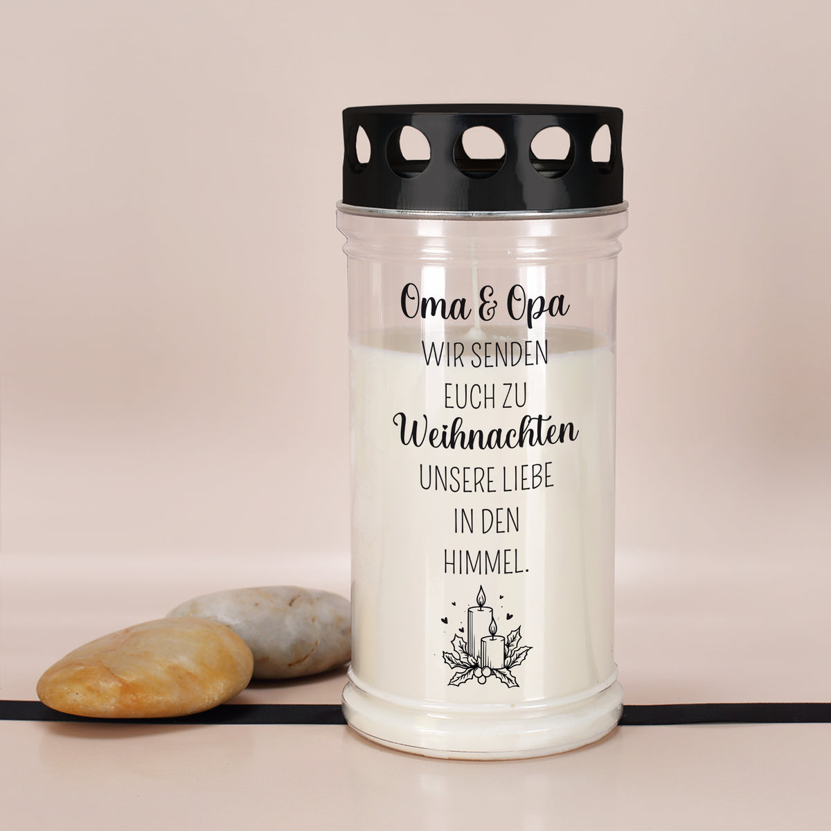 Personalisiertes Grablicht „Wir senden Euch zu Weihnachten unsere Liebe in den Himmel“ – Name „Oma & Opa“ vor beigem Hintergrund mit Steinen
