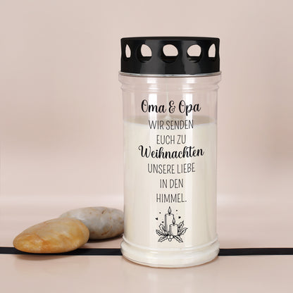 Personalisiertes Grablicht „Wir senden Euch zu Weihnachten unsere Liebe in den Himmel“ – Name „Oma & Opa“ vor beigem Hintergrund mit Steinen