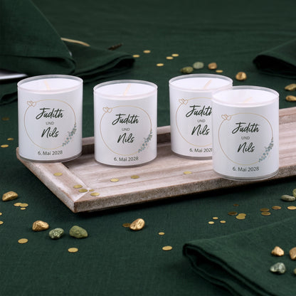Personalisiertes 4er Kerzenset zur Hochzeit mit Namen Judith und Nils auf dekorativem Tablett
