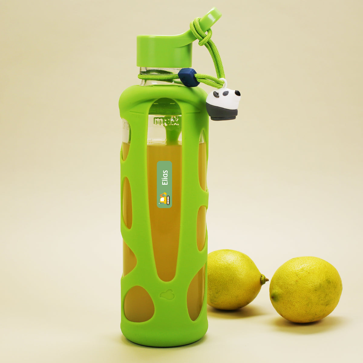 Grüne Trinkflasche mit kleinem personalisierten Baustellen Namensaufkleber und Name Elias