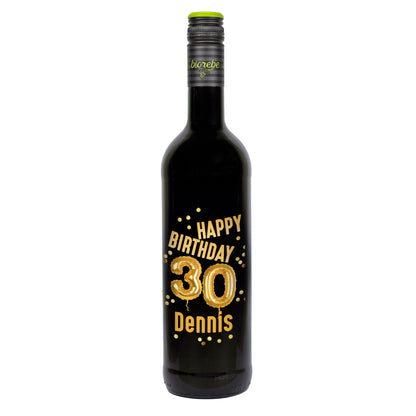 Rotweinflasche mit schwarzem Etikett „Happy Birthday 30 Dennis“ in goldener Ballon-Schrift, dekoriert mit goldenen Konfetti-Punkten