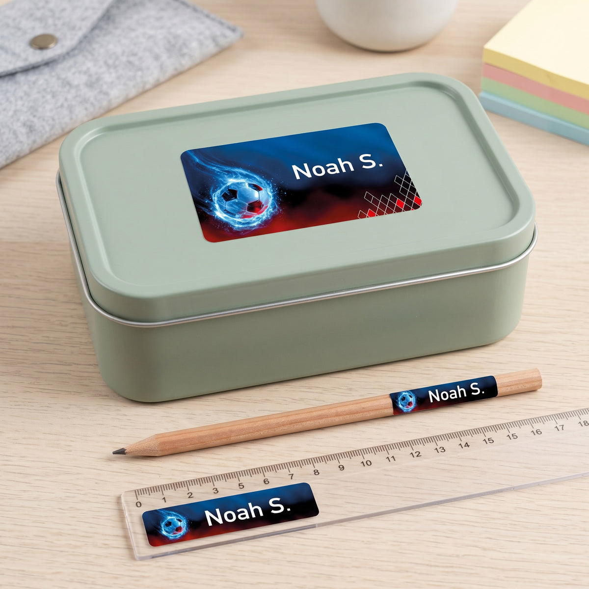 Personalisierter Namensaufkleber mit Name Noah S. und Fußball-Motiv auf Brotdose, Bleistift und Lineal