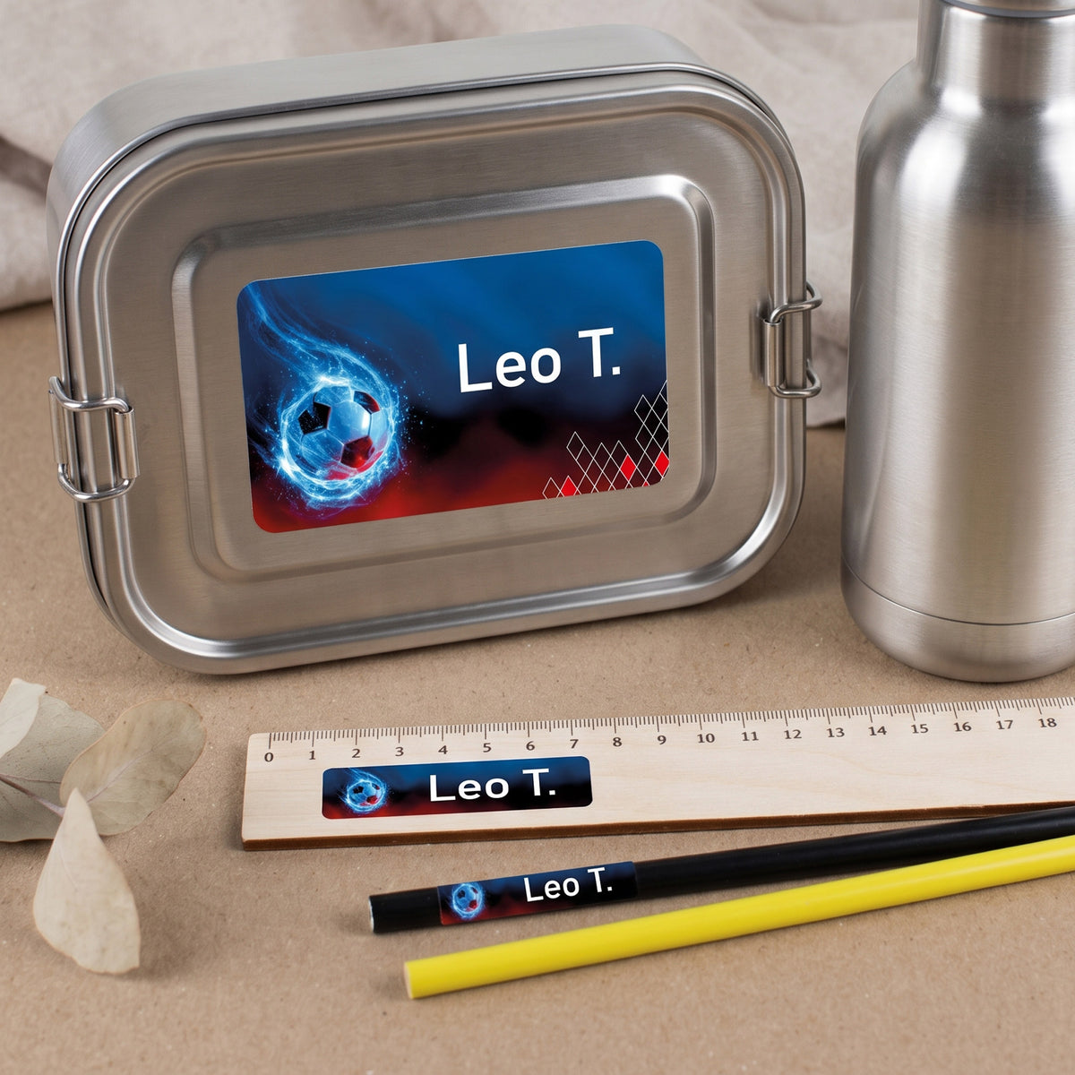 Personalisierte Fußball-Aufkleber mit Name Leo T. auf Edelstahl-Brotdose, Lineal und Stiften