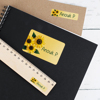 Namensaufkleber mit Sonnenblumen und Name Anouk P. auf Heft, Umschlag und Lineal