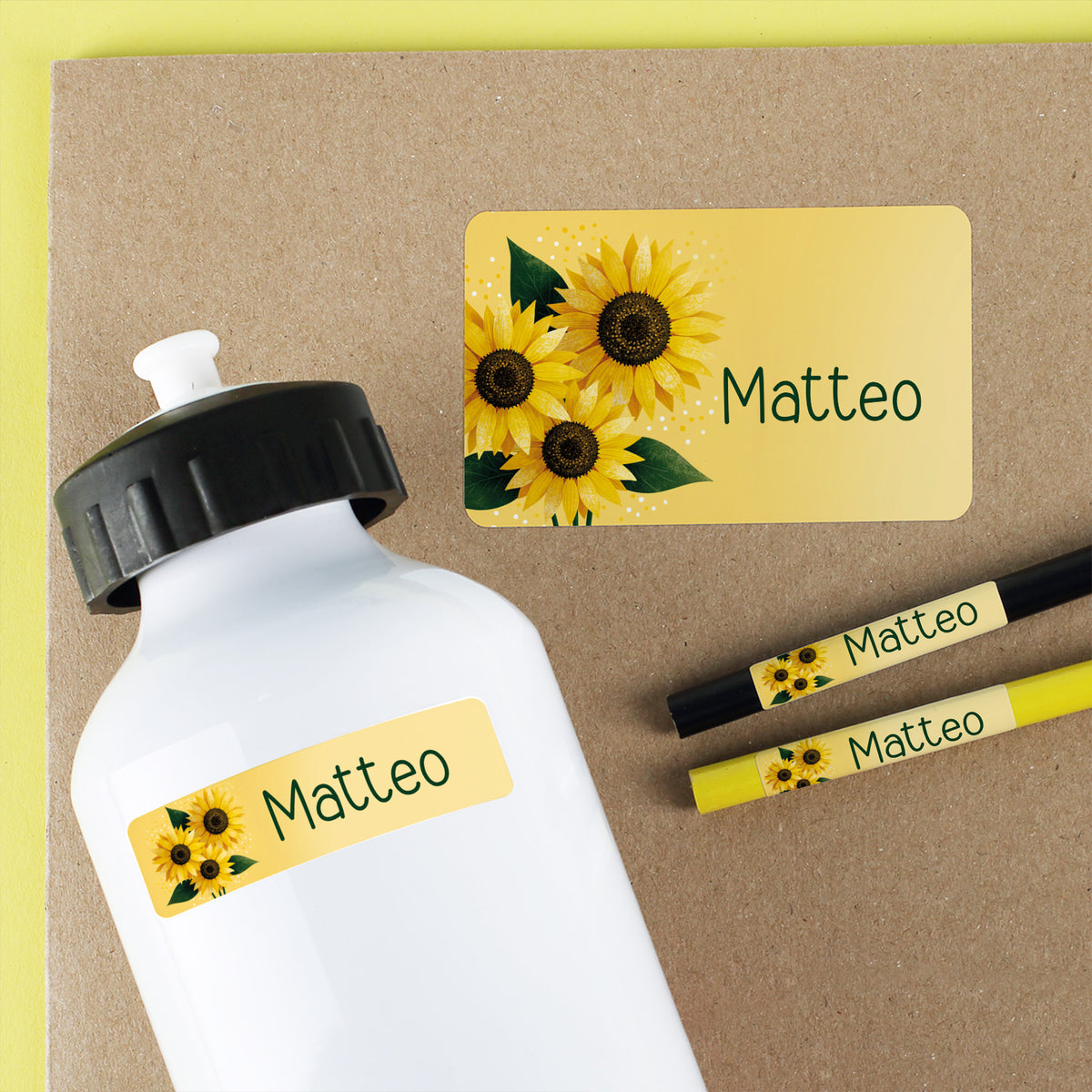 Personalisierte Sonnenblumen-Aufkleber mit Name Matteo auf Trinkflasche, Stiften und Notizbuch