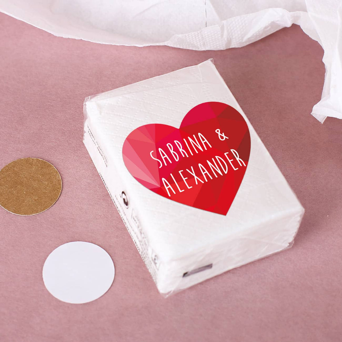 Taschentuch-Verpackung mit 10 Taschentüchern und persönlichem Herzaufkleber zur Hochzeit