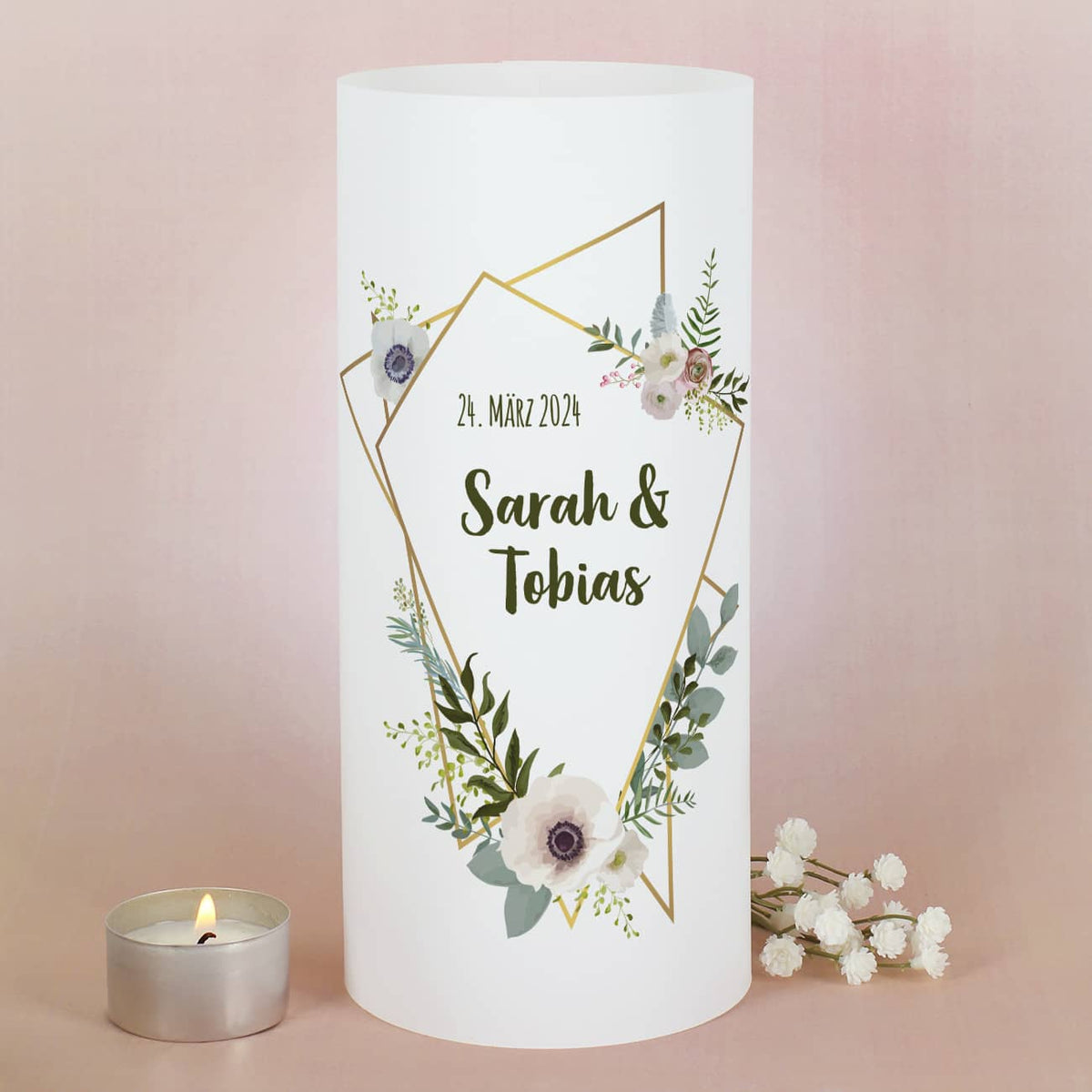 romantsiche Lichthüllen zur Hochzeit mit Blüten, Namen und Datum