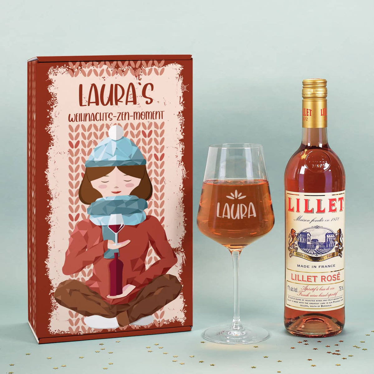 Geschenkset zu Weihnachten mit einer Flasche Lillet Rosé, einem gravierten Glas und hübscher Geschenkverpackung