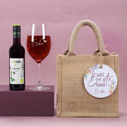 Geschenkset zum Muttertag mit graviertem Weinglas, kleiner Flasche Rotwein & Jutebeutel