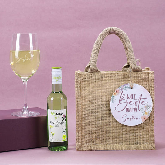 Geschenkset zum Muttertag mit graviertem Weinglas, kleiner Flasche Weißwein & Jutebeutel