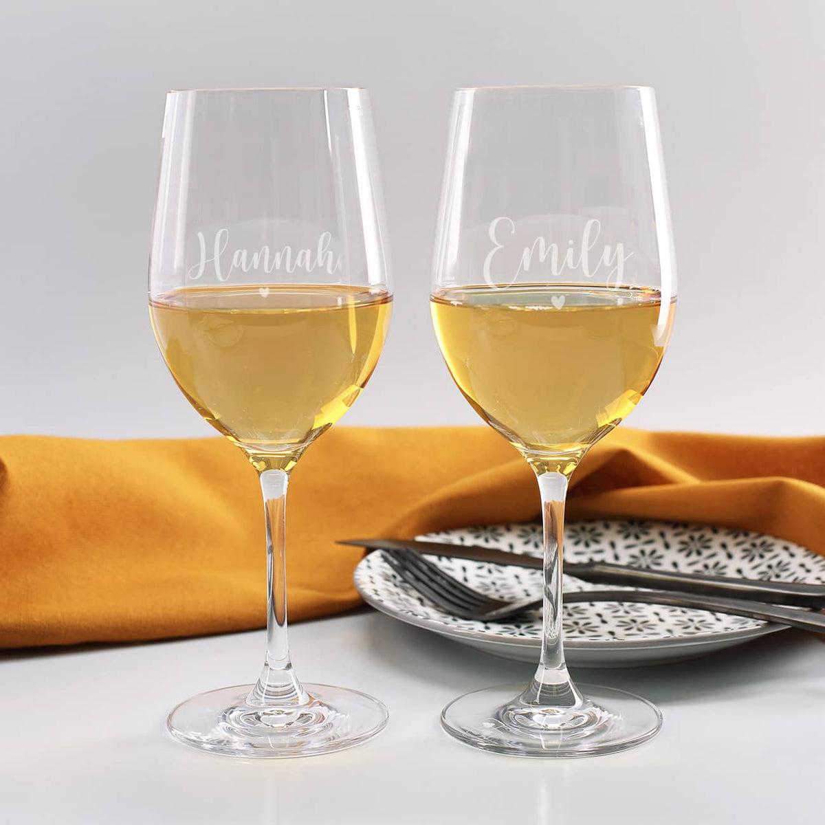 Freunde sind ein Geschenk - Wein Geschenkset mit gravierter Weinflasche und zwei Weingläsern