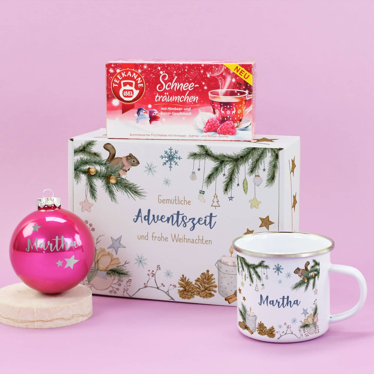 Geschenkset zur Adventszeit mit Emailletasse, Tee und gravierter Christbaumkugel in pink