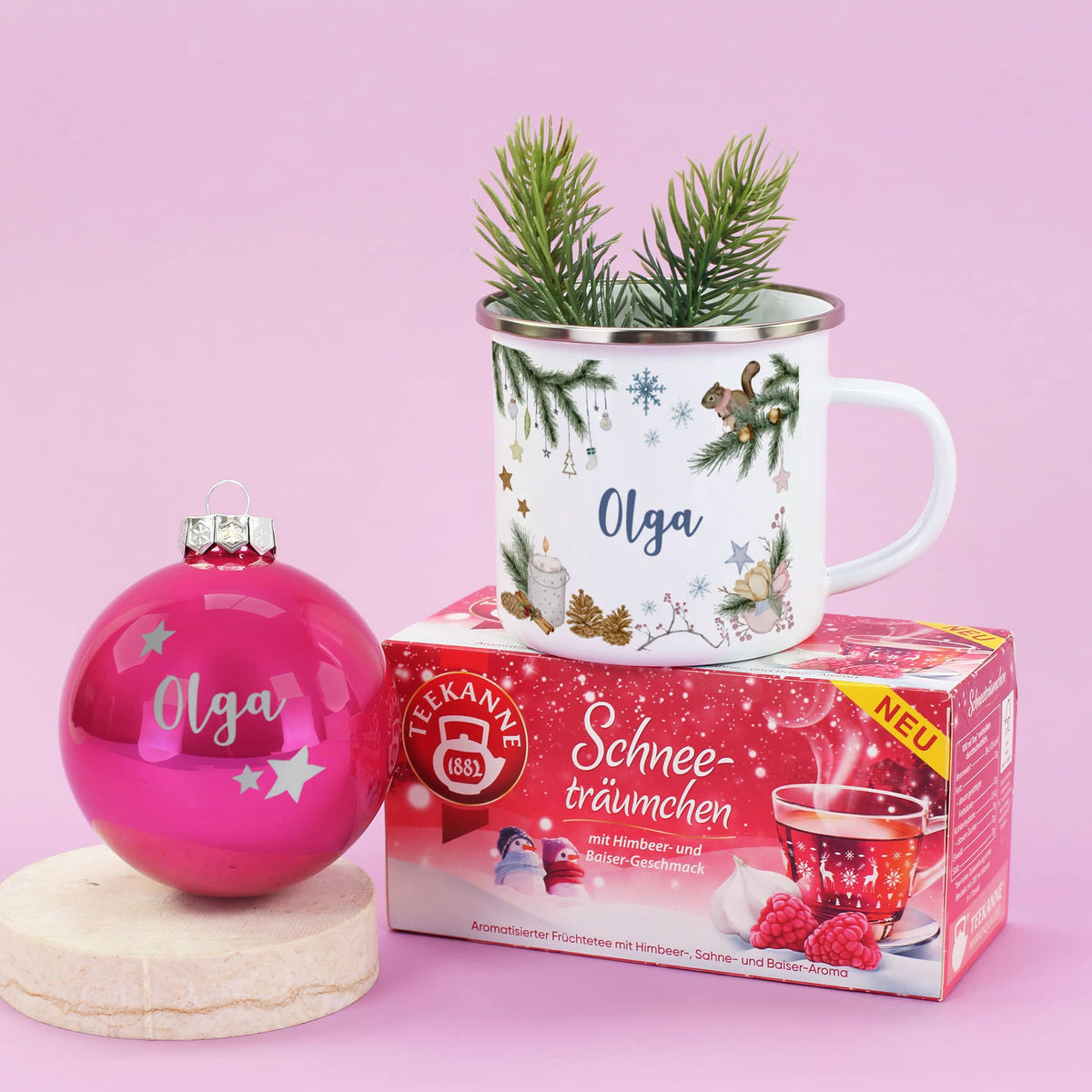 Set zu Weihnachten mit Emailletasse, Tee und gravierter Christbaumkugel