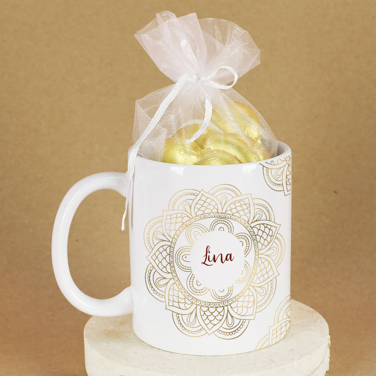 Geschenkset zu Ramadan mit personalisierter Tasse im Mandala-Design und süßer Füllung nach Wahl
