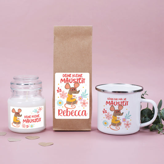 Personalisiertes Geschenkset „Mauszeit“ mit Tasse, Duftkerze, Früchtetee und stilvoller Geschenkverpackung. Jedes Element individuell mit Namen und niedlichem Maus-Motiv bedruckt – ideal als Wohlfühlgeschenk für entspannende Momente.