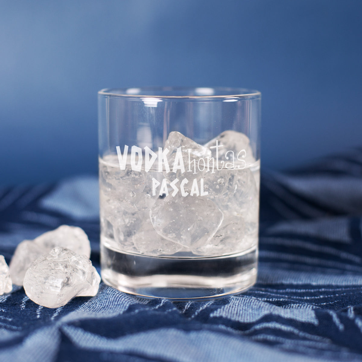Detailansicht des gravierten Trinkglases mit Name und „Vodkahontas“-Motiv