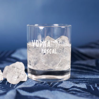 Detailansicht des gravierten Trinkglases mit Name und „Vodkahontas“-Motiv