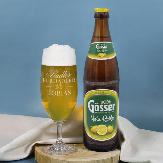 Bierglas mit Gravur „Radler für Radler“ und Name neben einer Gösser NaturRadler Flasche