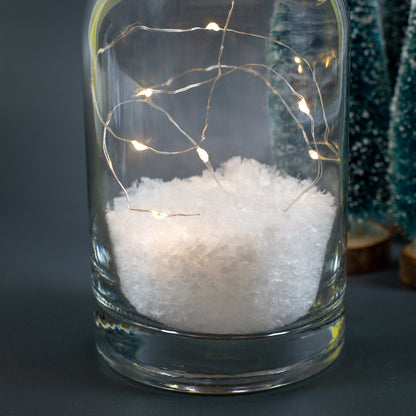 Personalisierte LED Deko-Karaffe mit Wichtelmotiv & Wunschtext | Verschneite Weihnachtsdeko im Glas