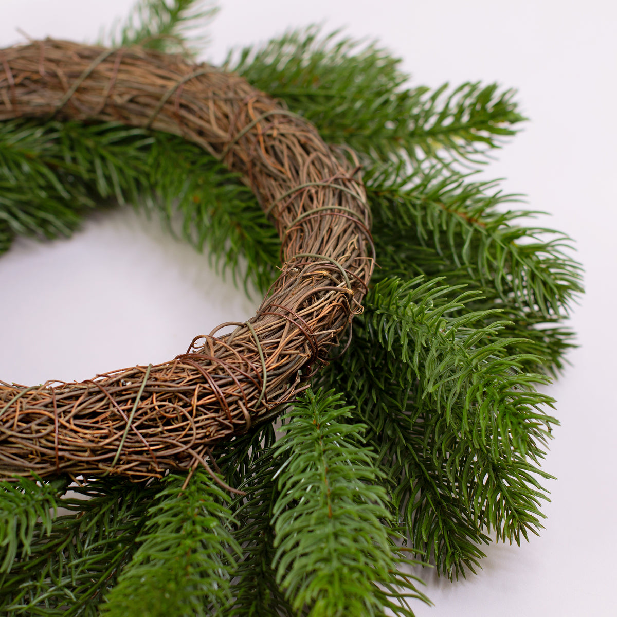 Detailaufnahme des Kranz-Rings und der befestigten Zweige