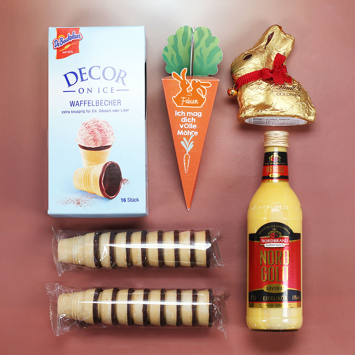 Oster Geschenkbox mit Eierlikör, Lindt Goldhase und Schokolade im Holzkorb mit Oster Motiv