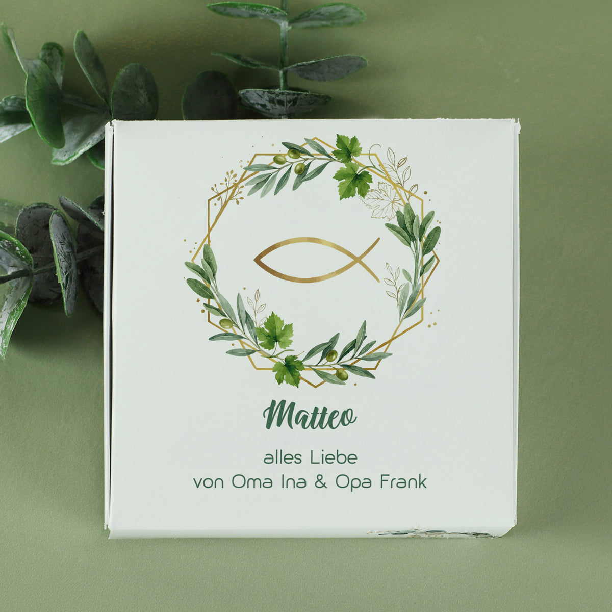Personalisierte Geschenkbox mit Blätterkranz und  Ichthys Motiv und Name für Kreuzkette Geschenk