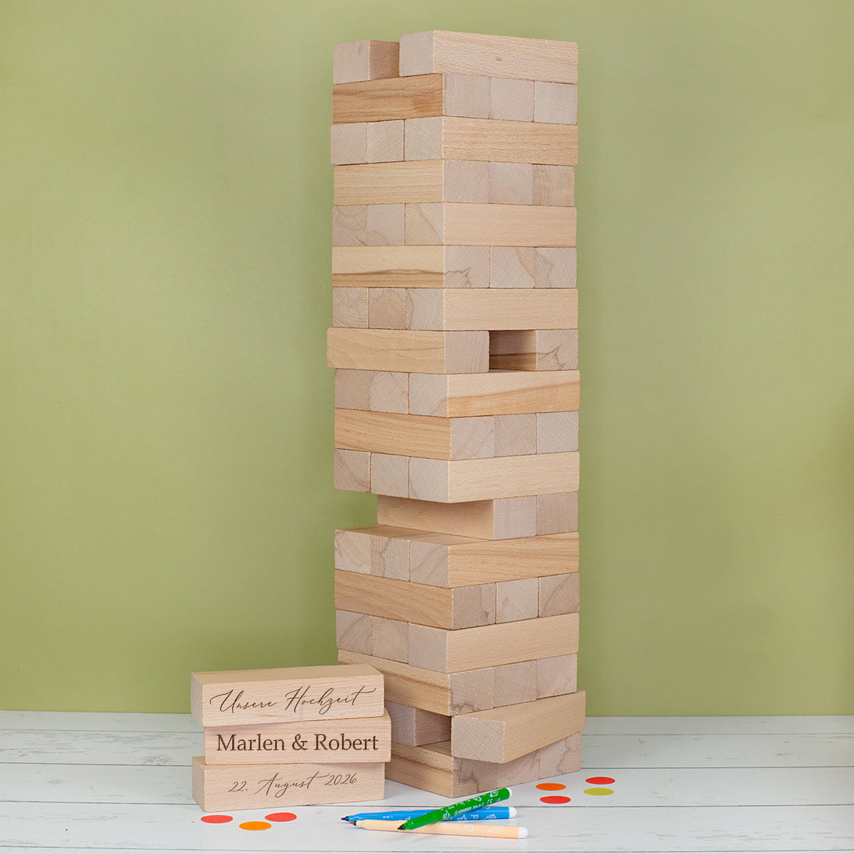 XXL Jenga Wackelturm aus Holz mit gravierten Steinen als Hochzeitsgästebuch